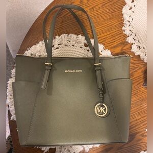 Michael Kors Olive Jet Set Item EW Zip Tote.